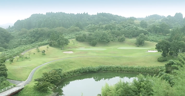 視界を遮る水面と高低差。かずさカントリークラブ・さくら4番の深い罠